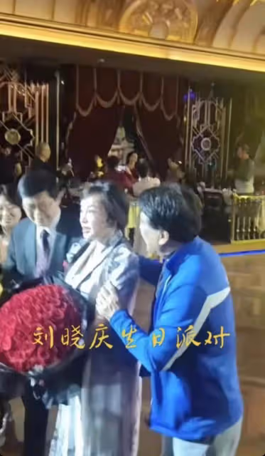 劉曉慶70大壽真氣派!與富商丈夫共舞超甜蜜,臉卻又僵又腫沒眼看