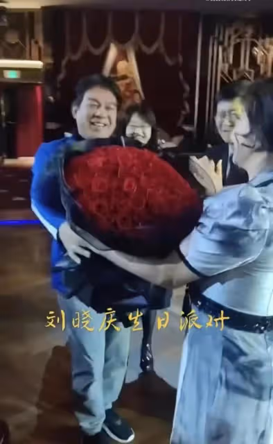 劉曉慶70大壽真氣派!與富商丈夫共舞超甜蜜,臉卻又僵又腫沒眼看