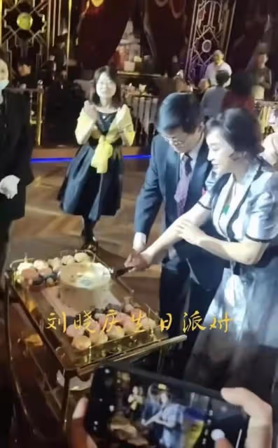 劉曉慶70大壽真氣派!與富商丈夫共舞超甜蜜,臉卻又僵又腫沒眼看