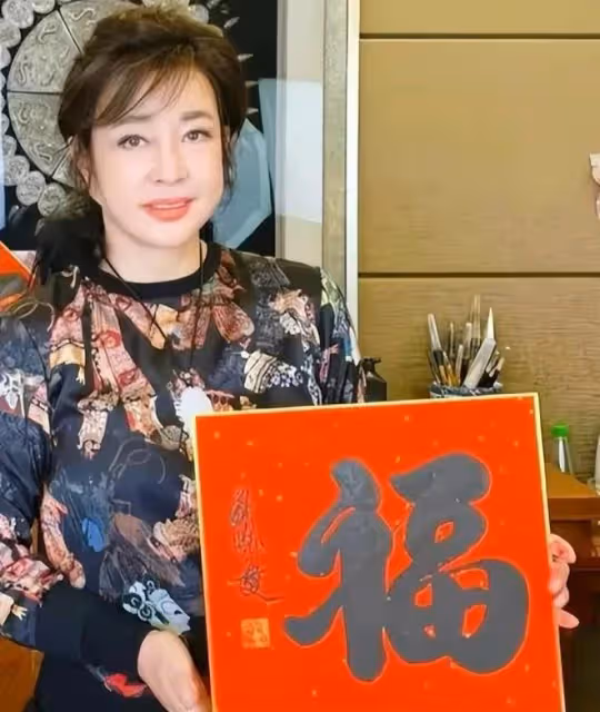 劉曉慶70大壽真氣派!與富商丈夫共舞超甜蜜,臉卻又僵又腫沒眼看