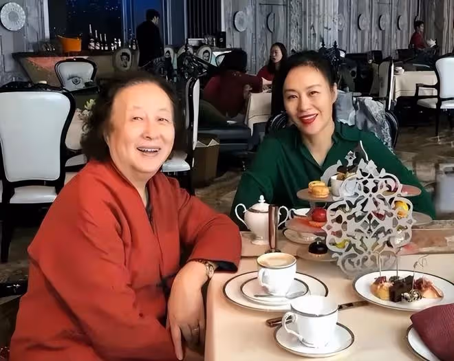 鄔君梅帶82歲老媽吃飯,穿襯衫扎馬尾年輕活力,和老媽同框像姐妹