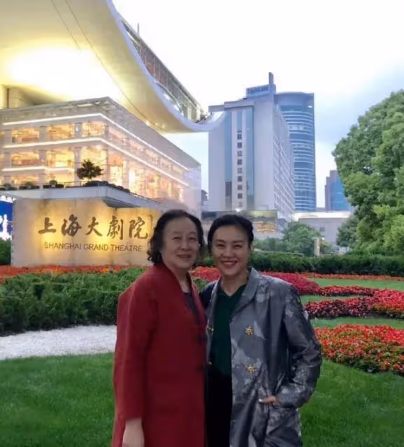 鄔君梅帶82歲老媽吃飯,穿襯衫扎馬尾年輕活力,和老媽同框像姐妹