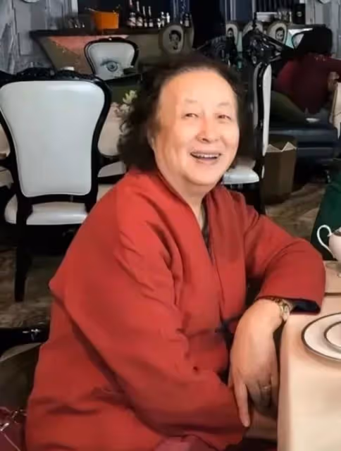 鄔君梅帶82歲老媽吃飯,穿襯衫扎馬尾年輕活力,和老媽同框像姐妹