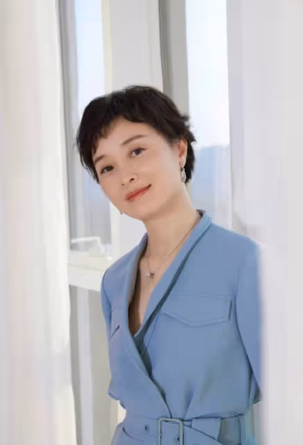 吳越真是氣質淡如菊,穿連體褲優雅減齡,同框馬麗顏丙燕成焦點
