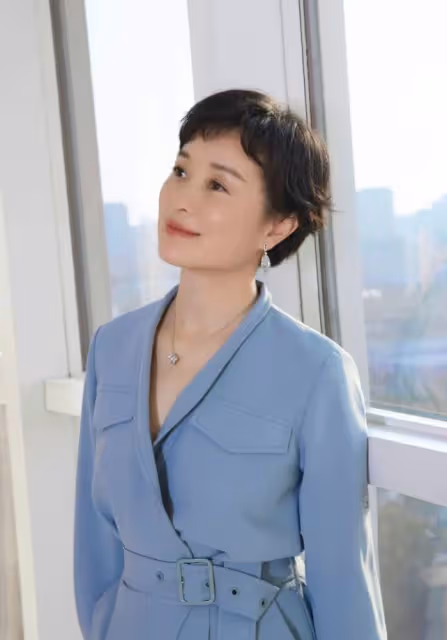 吳越真是氣質淡如菊,穿連體褲優雅減齡,同框馬麗顏丙燕成焦點