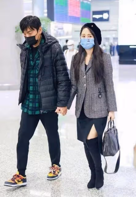 54歲伊能靜會保養!同框小10歲老公像妹妹,「凍齡女神」實至名歸