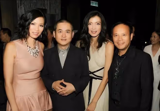 鄧文迪和何超瓊同框,穿粉裙高出一個頭,優雅減齡美得很高貴