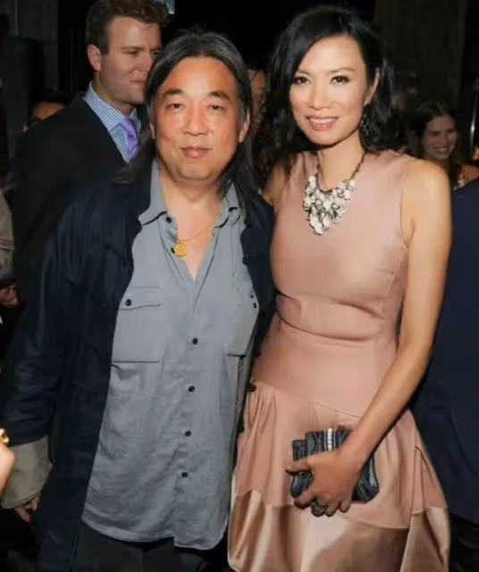鄧文迪和何超瓊同框,穿粉裙高出一個頭,優雅減齡美得很高貴