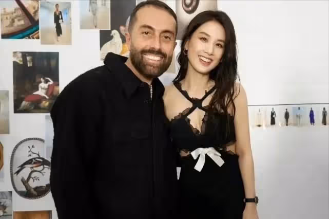 40歲黃聖依瘦變相了!穿睡衣裙在巴黎看秀顯低級感,風塵氣十足
