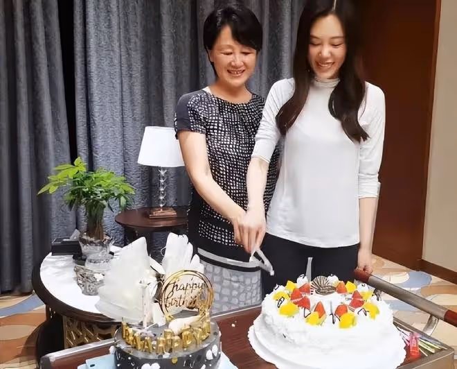 60歲王姬「斷崖式」衰老!素顏皺紋明顯,與30歲女兒同框像奶奶