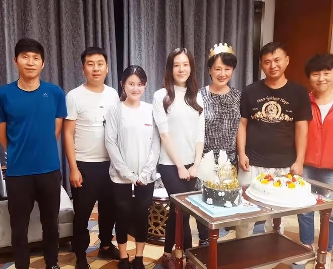 60歲王姬「斷崖式」衰老!素顏皺紋明顯,與30歲女兒同框像奶奶