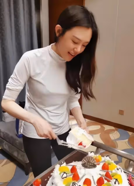 60歲王姬「斷崖式」衰老!素顏皺紋明顯,與30歲女兒同框像奶奶