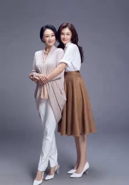 60歲王姬「斷崖式」衰老!素顏皺紋明顯,與30歲女兒同框像奶奶