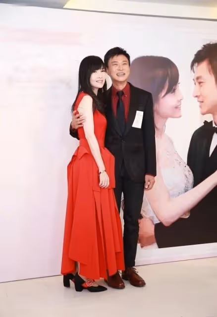 周慧敏夫婦才子佳人配一臉!55歲她清純少女,大3歲老公風流倜儻