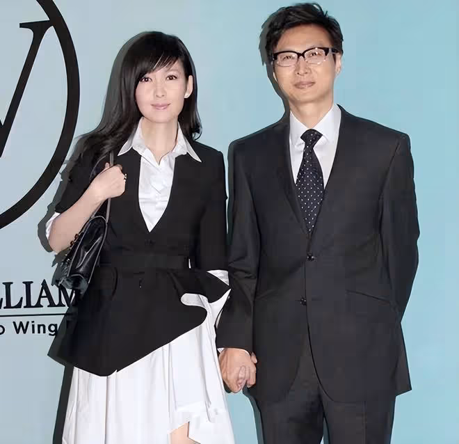周慧敏夫婦才子佳人配一臉!55歲她清純少女,大3歲老公風流倜儻