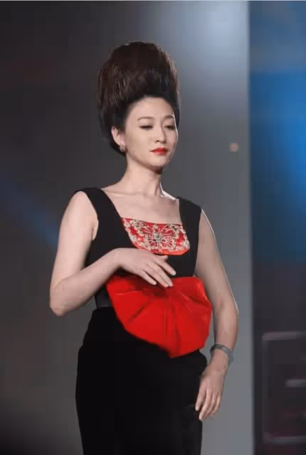 李小冉這髮型真絕了!頭頂20cm高聳盤發亮相,人美果然能為所欲為