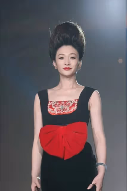 李小冉這髮型真絕了!頭頂20cm高聳盤發亮相,人美果然能為所欲為