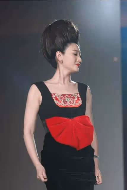 李小冉這髮型真絕了!頭頂20cm高聳盤發亮相,人美果然能為所欲為