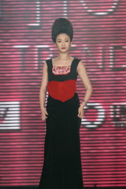 李小冉這髮型真絕了!頭頂20cm高聳盤發亮相,人美果然能為所欲為