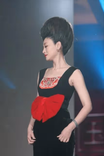 李小冉這髮型真絕了!頭頂20cm高聳盤發亮相,人美果然能為所欲為
