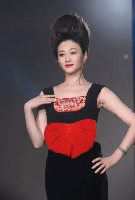 李小冉這髮型真絕了!頭頂20cm高聳盤發亮相,人美果然能為所欲為