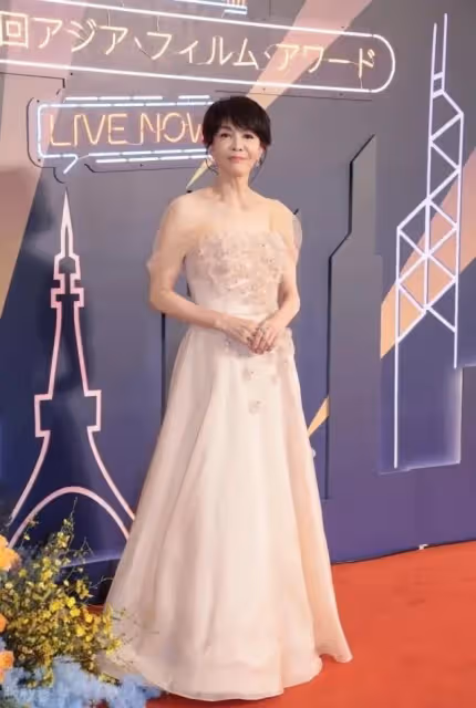 65歲鄭裕玲同框小鮮肉!相差幾十歲如同齡人一般,穿橙色裙子太美