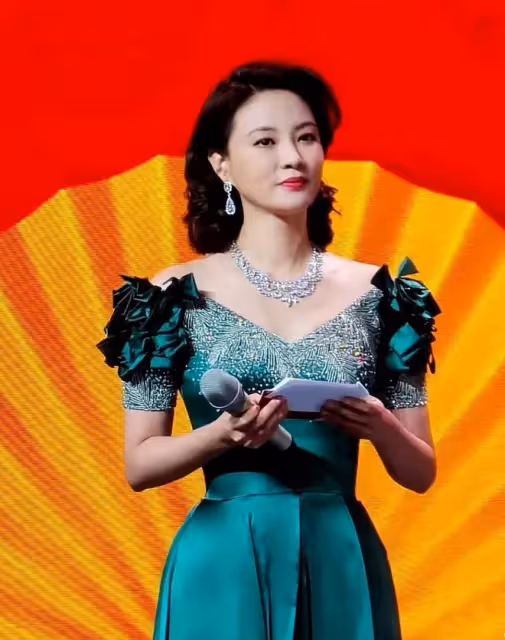 她才是央視最美女主持人,穿孔雀裙氣質卓越,45歲還未婚太可惜