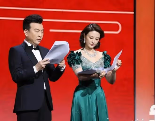 她才是央視最美女主持人,穿孔雀裙氣質卓越,45歲還未婚太可惜