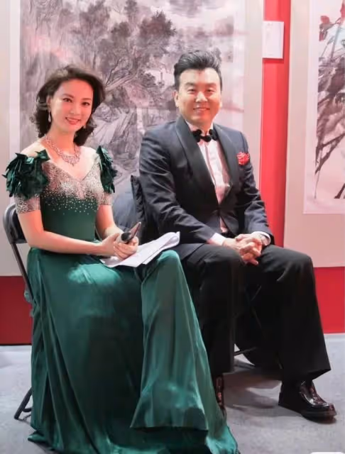她才是央視最美女主持人,穿孔雀裙氣質卓越,45歲還未婚太可惜