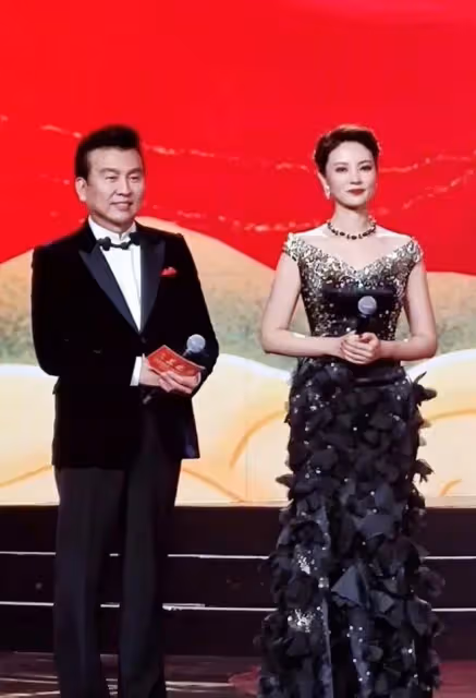 她才是央視最美女主持人,穿孔雀裙氣質卓越,45歲還未婚太可惜