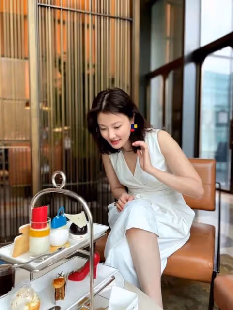 她才是央視最美女主持人,穿孔雀裙氣質卓越,45歲還未婚太可惜