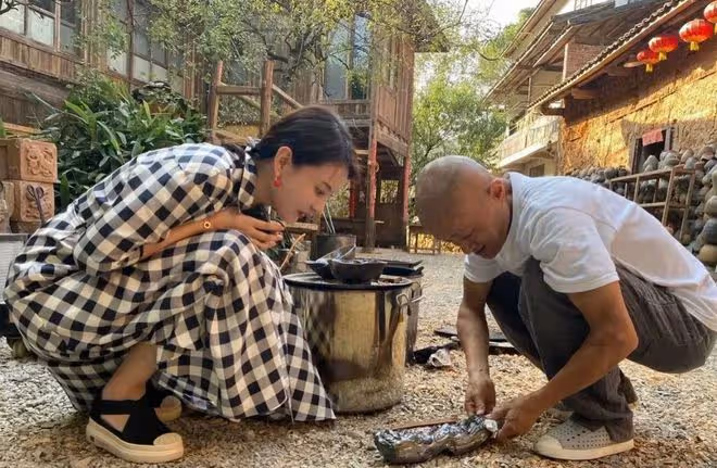 她才是央視最美女主持人,穿孔雀裙氣質卓越,45歲還未婚太可惜