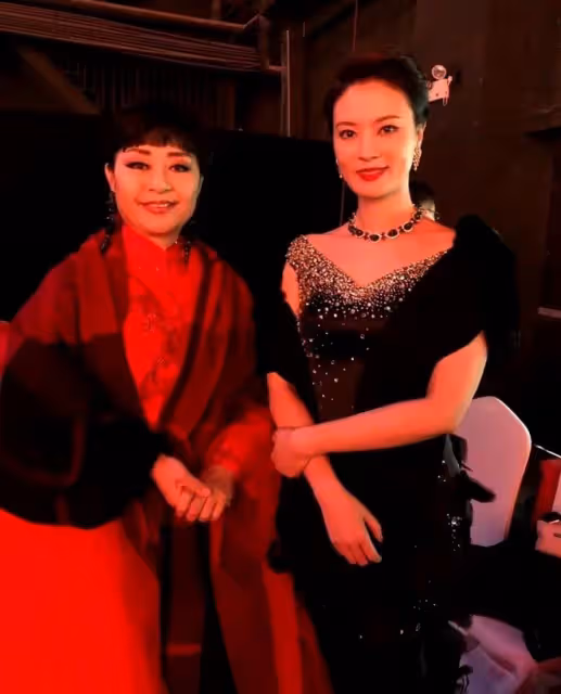 她才是央視最美女主持人,穿孔雀裙氣質卓越,45歲還未婚太可惜