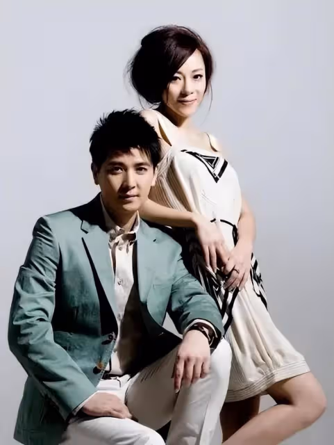 保劍鋒大6歲老婆是我們熟悉的她,長相高級有貴婦感,穿裙太驚艷