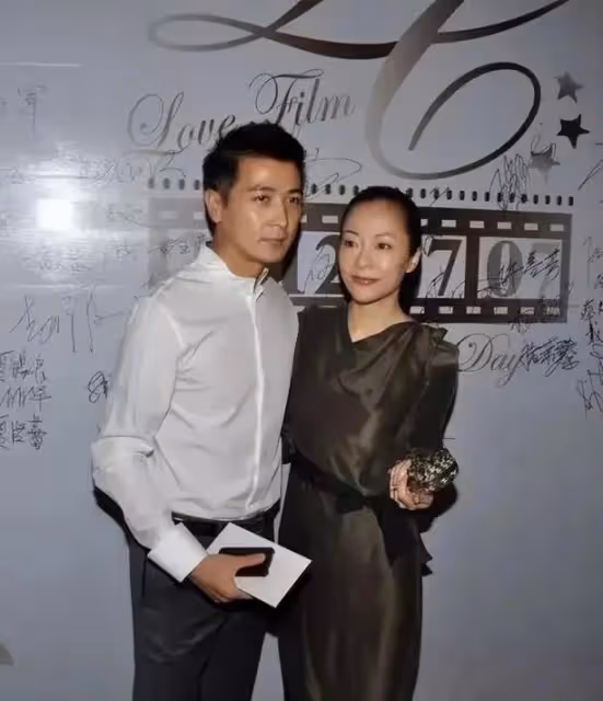 保劍鋒大6歲老婆是我們熟悉的她,長相高級有貴婦感,穿裙太驚艷