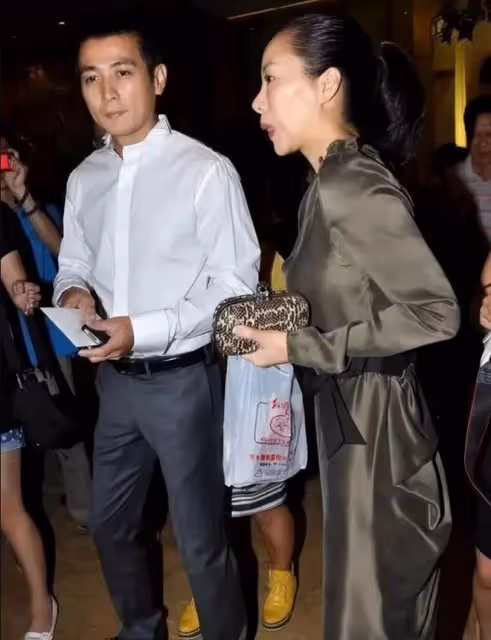 保劍鋒大6歲老婆是我們熟悉的她,長相高級有貴婦感,穿裙太驚艷