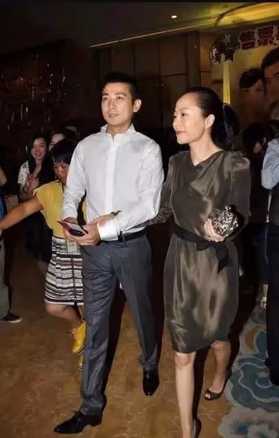 保劍鋒大6歲老婆是我們熟悉的她,長相高級有貴婦感,穿裙太驚艷