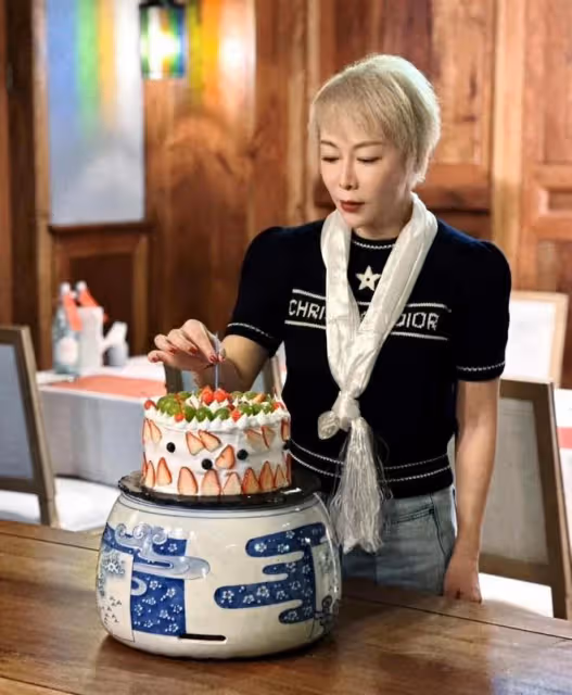保劍鋒大6歲老婆是我們熟悉的她,長相高級有貴婦感,穿裙太驚艷