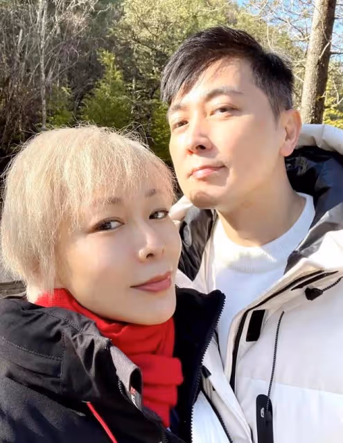 保劍鋒大6歲老婆是我們熟悉的她,長相高級有貴婦感,穿裙太驚艷