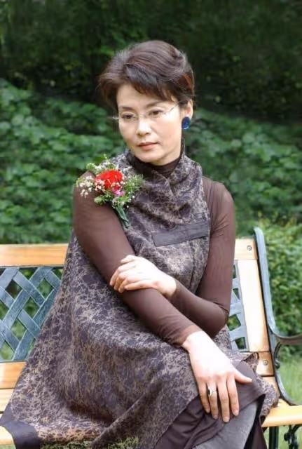 看了68歲潘虹和63歲劉雪華,才明白女人優雅老去比刻意扮嫩更美