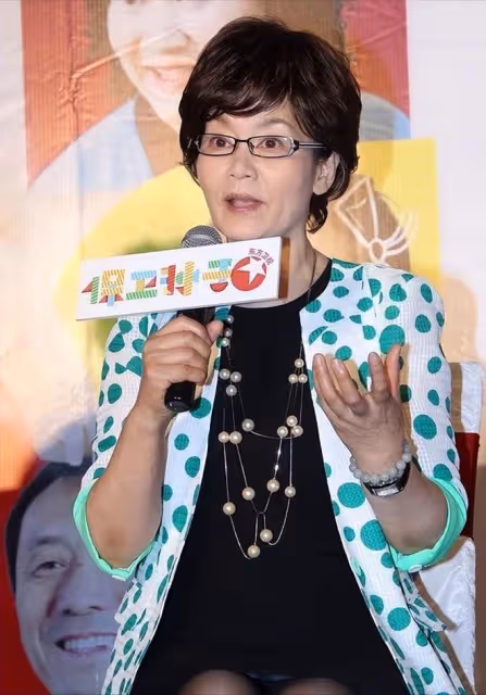 看了68歲潘虹和63歲劉雪華,才明白女人優雅老去比刻意扮嫩更美