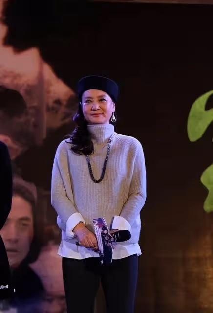 看了68歲潘虹和63歲劉雪華,才明白女人優雅老去比刻意扮嫩更美
