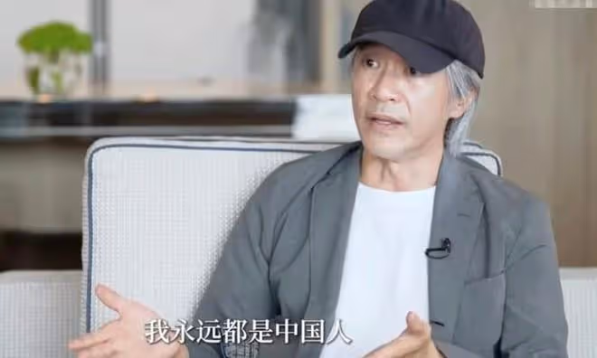 周星馳罕見出席紅毯!穿西裝滿頭白髮帥氣依舊,英姿颯爽不輸當年