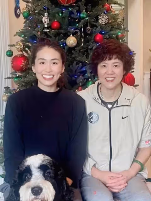 郎平母女外出聚餐,倆人同穿休閒裝像姐妹,女兒看著比媽媽還老氣