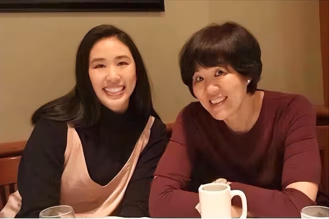 郎平母女外出聚餐,倆人同穿休閒裝像姐妹,女兒看著比媽媽還老氣