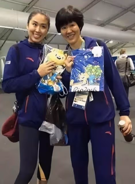 郎平母女外出聚餐,倆人同穿休閒裝像姐妹,女兒看著比媽媽還老氣