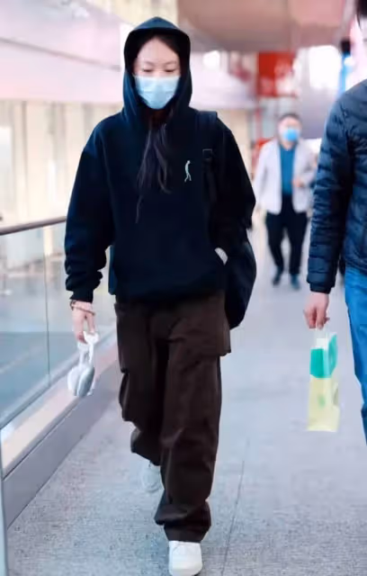 王菲大女兒留長發反差大!衛衣配工裝褲又酷又美,氣質和媽媽太像