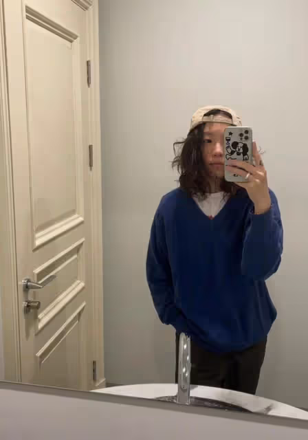 王菲大女兒留長發反差大!衛衣配工裝褲又酷又美,氣質和媽媽太像