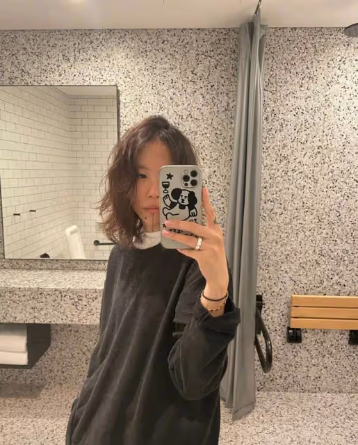 王菲大女兒留長發反差大!衛衣配工裝褲又酷又美,氣質和媽媽太像