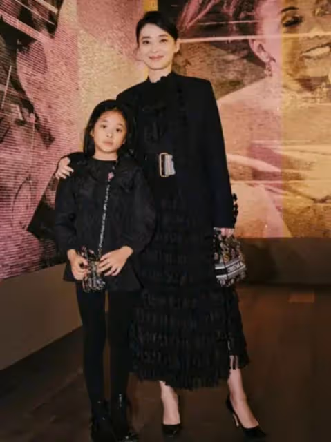 梅婷帶女兒見世面!47歲她眼紋明顯,9歲女兒和媽媽一樣氣質高級